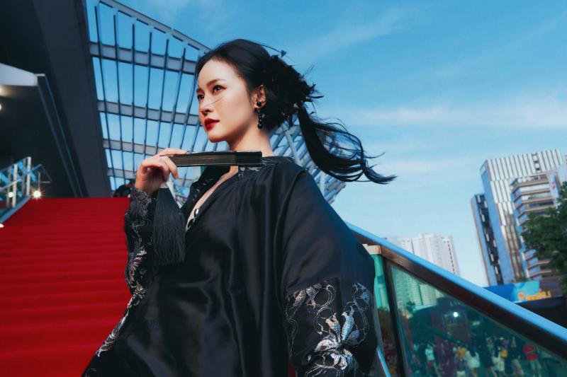Không ai nhận ra “con gái Trương Ngọc Ánh”: Visual hao hao Đông Nhi và Lan Ngọc, 10 điểm từ mặt đến dáng- Ảnh 9.