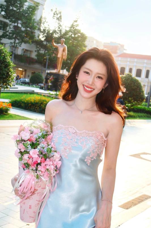 Mỹ nhân Việt đứng cạnh nàng tiên cá đẹp nhất thế giới vẫn không hề lu mờ, visual sáng rực như ngọc ngà châu báu- Ảnh 8.
