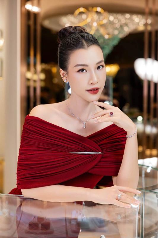 Á hậu Việt làm mẹ đơn thân: Sinh con không có chồng bên cạnh, nay vướng tin hẹn hò cầu thủ điển trai- Ảnh 7.