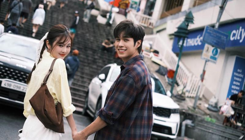 Bạn gái hơn 7 tuổi xuất hiện bên Anh trai say hi, còn được thơm má công khai- Ảnh 8.