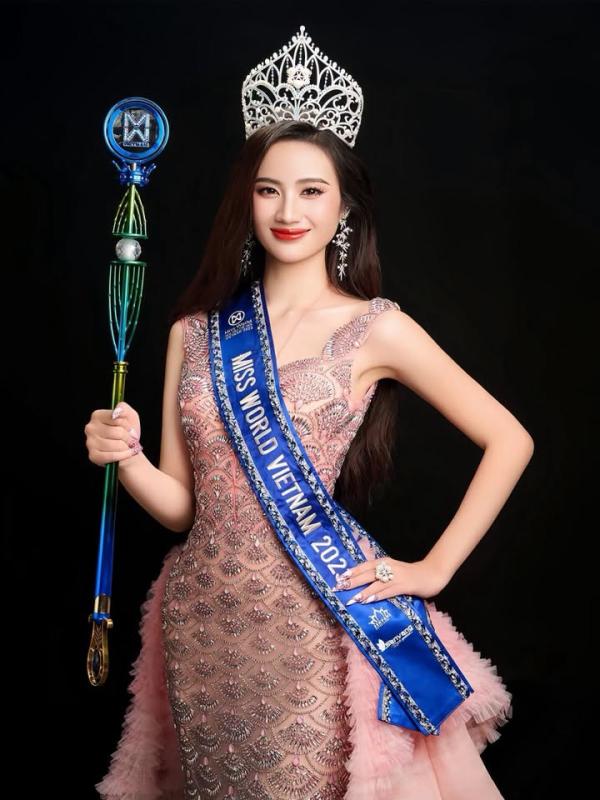 Mỹ nhân Bình Định làm chuyện không tưởng: Vừa đăng quang đã công khai bạn trai, sang Úc khi đang trong nhiệm kỳ- Ảnh 1.