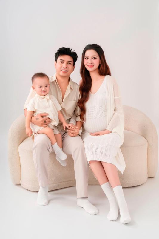 Mỹ nhân quê miền Tây cưới ca sĩ hơn 17 tuổi: Được chồng giao giữ hết tiền, sống trong biệt thự 20 tỷ đồng- Ảnh 4.