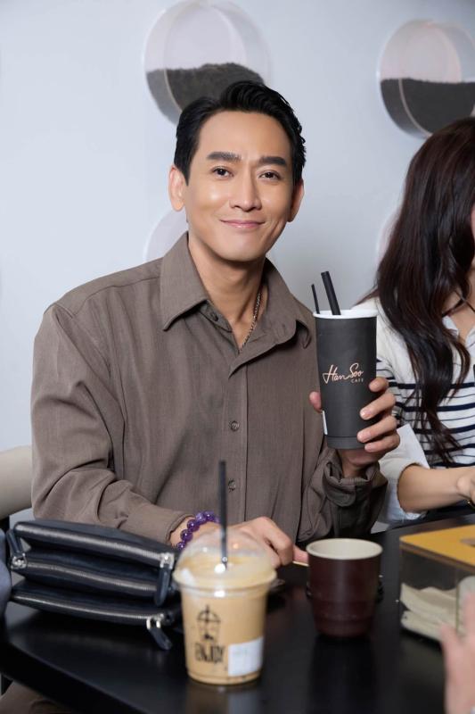 Vbiz có 1 mỹ nam “mắt mũi miệng nét nào cũng phô, nhưng gom lại nó đẹp mới đau”- Ảnh 4.