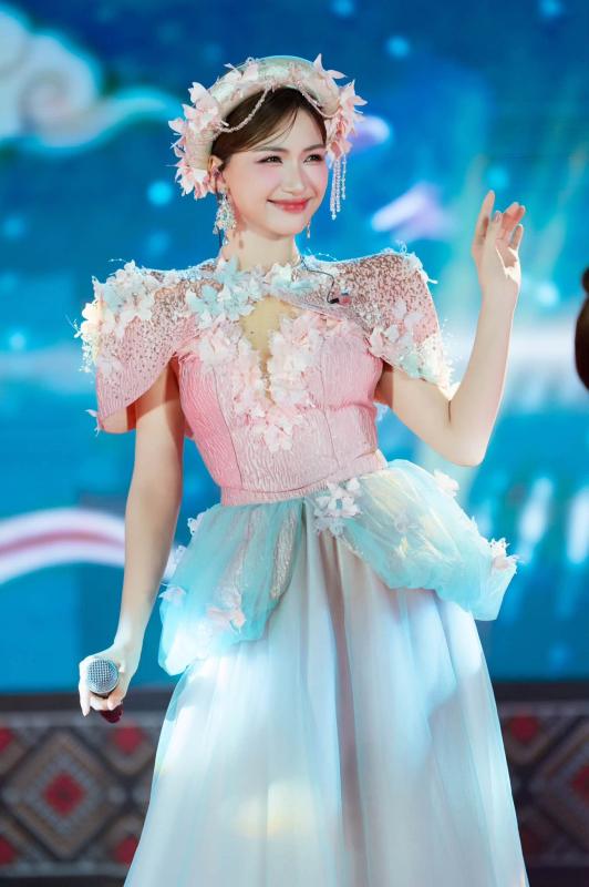 Ca sĩ Việt 2 năm liền dự Lễ kỷ niệm 2/9: Tình duyên - sự nghiệp thăng hoa, liên tục nhận bằng khen danh giá- Ảnh 10.