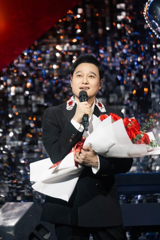Ca sĩ Việt được cả nước gọi “hoàng tử” 20 năm: Bán album trăm nghìn bản, nay làm YouTuber tận hưởng cuộc sống- Ảnh 1.
