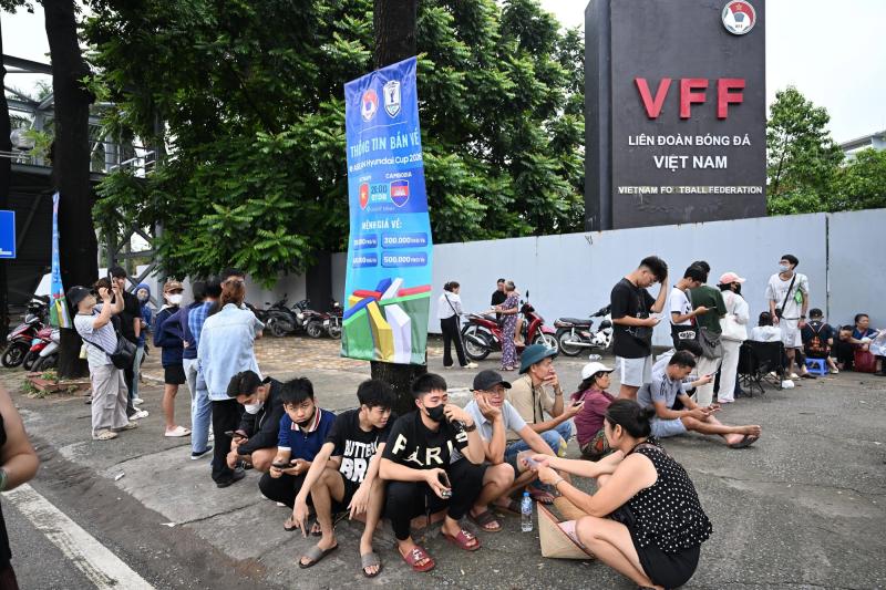 Cô gái đi xe máy từ 5h sáng từ Bắc Ninh lên Hà Nội, chờ 4 tiếng để mua vé cổ vũ đội tuyển Việt Nam- Ảnh 11.