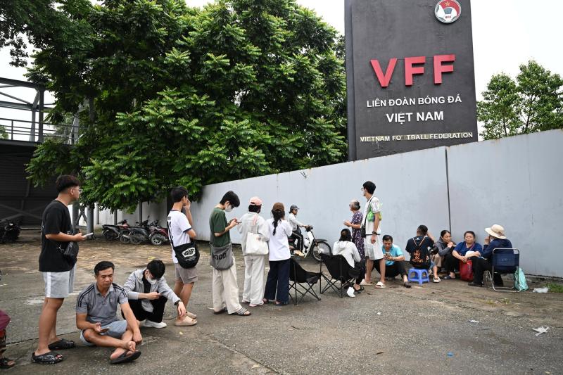 Cô gái đi xe máy từ 5h sáng từ Bắc Ninh lên Hà Nội, chờ 4 tiếng để mua vé cổ vũ đội tuyển Việt Nam- Ảnh 9.
