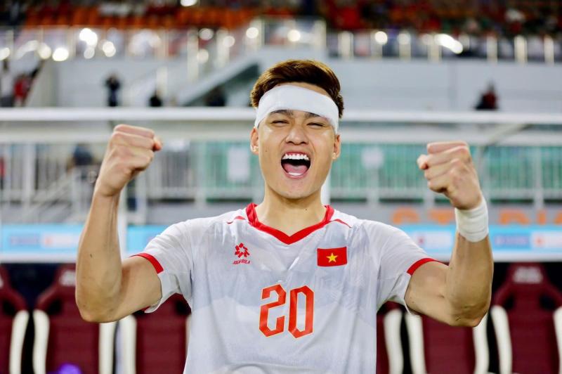 Mẹ Bùi Hoàng Việt Anh xót xa khi thấy con trai đổ máu trên sân nhưng phía sau là niềm tự hào vì màu cờ sắc áo ĐT Việt Nam- Ảnh 2.