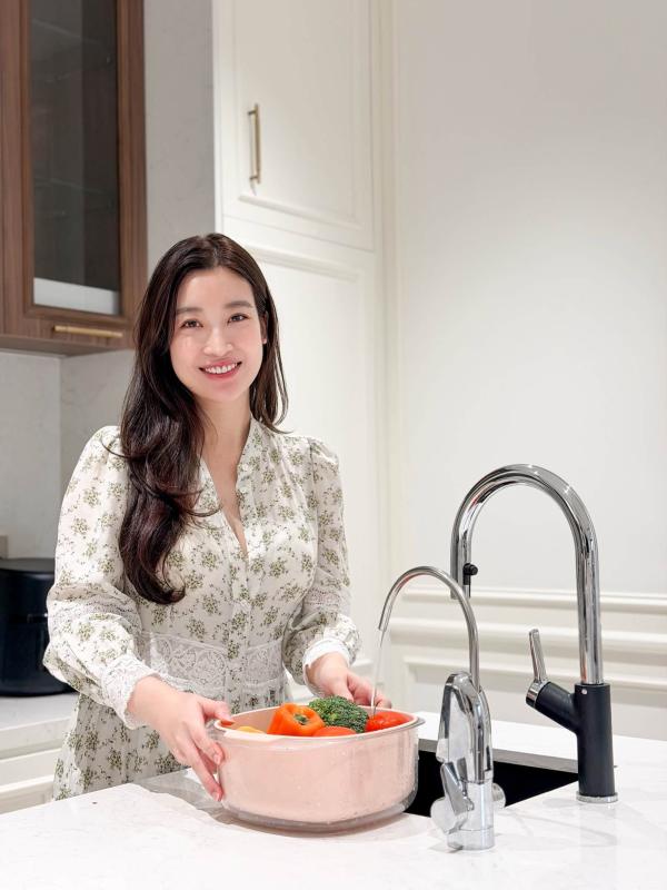 Hoa hậu Đỗ Mỹ Linh bất ngờ khoe nhà mới, nhan sắc dâu hào môn khiến cư dân mạng ngỡ ngàng - Ảnh 1.