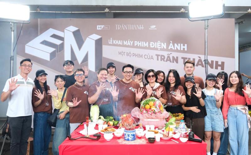 Trấn Thành tung ảnh phim Tết 2027 giấu mặt nam chính, netizen chỉ cần soi 2 điểm là đoán được danh tính- Ảnh 6.