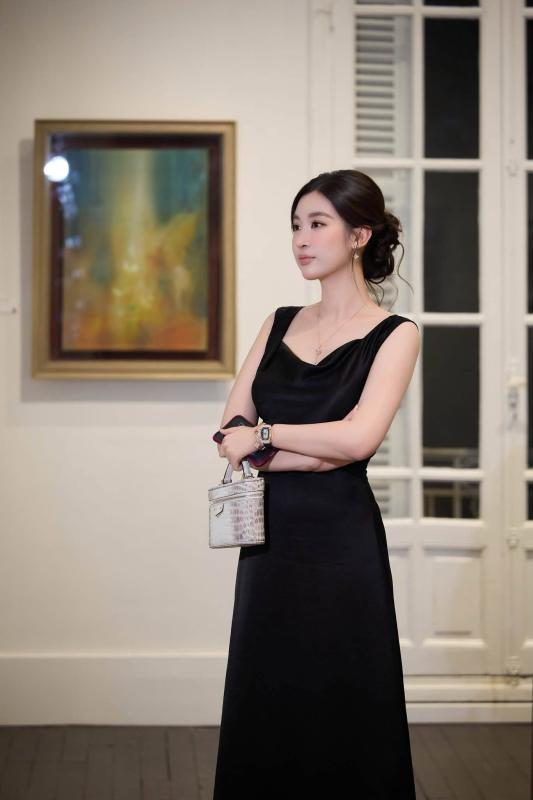 "Hoa hậu nghèo nhất Việt Nam" đứng yên cũng toát khí chất phú bà, visual hậu sinh con thứ 2 gây chú ý- Ảnh 2.