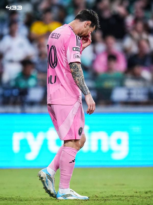 Ảnh cảm xúc: Messi liên tục lau mắt, cúi đầu, được đối thủ ôm nhấc bổng lên xoa dịu nỗi đau giữa trận đấu- Ảnh 1.