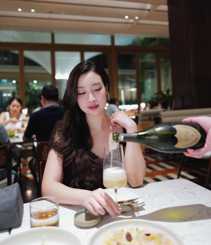 “Dâu hào môn” Đỗ Mỹ Linh được khen nức nở vì visual xinh đẹp, ngày càng nhuận sắc hậu sinh con thứ 2 cho Chủ tịch CLB Hà Nội- Ảnh 2.