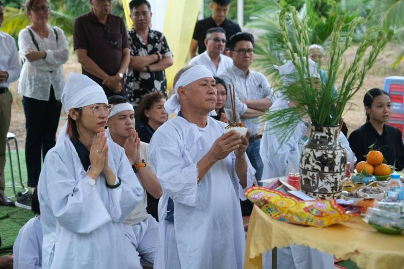 Nam NSND đã xây xong phần mộ cho vợ quá cố qua đời ở tuổi 64, xúc động 3 tiếng "bạn đời ơi"- Ảnh 5.