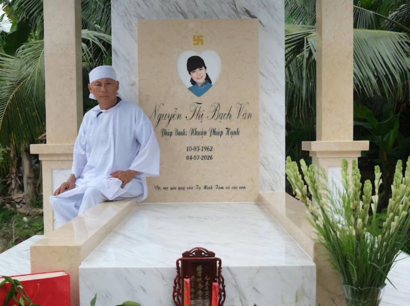Nam NSND đã xây xong phần mộ cho vợ quá cố qua đời ở tuổi 64, xúc động 3 tiếng "bạn đời ơi"- Ảnh 2.
