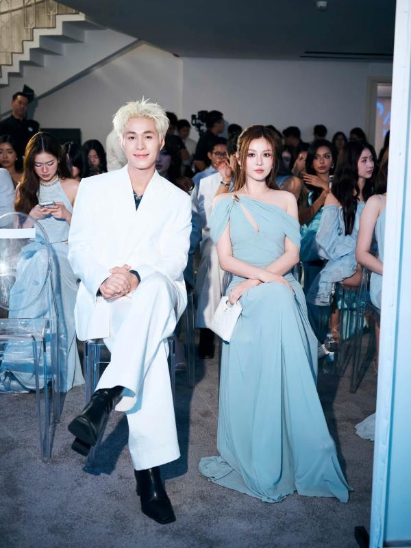 Bạn gái hơn 7 tuổi xuất hiện bên Anh trai say hi, còn được thơm má công khai- Ảnh 1.