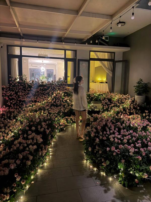 Mẹ đơn thân Vbiz được chàng trai trẻ kém 11 tuổi tặng 6836 hoa hồng công khai yêu, dàn sao Việt ồ ạt chúc mừng- Ảnh 1.