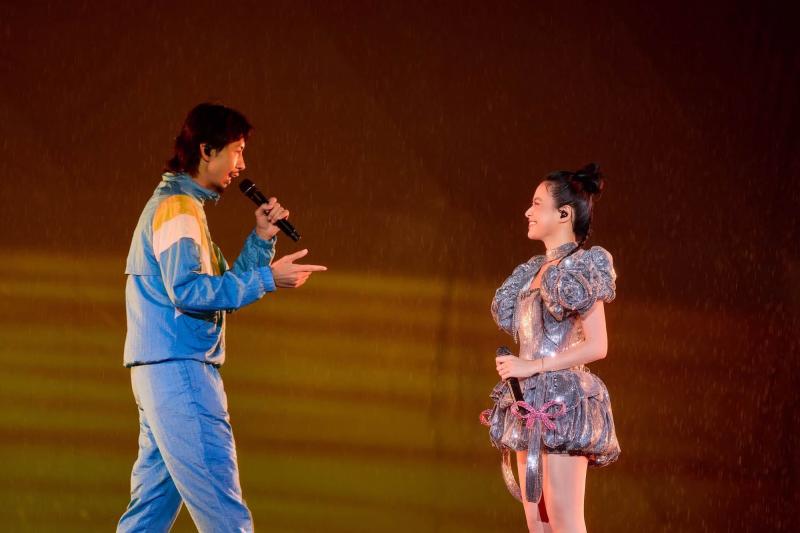 Hoàng Thuỳ Linh cứ ở gần Đen Vâu là thế này đây- Ảnh 2.
