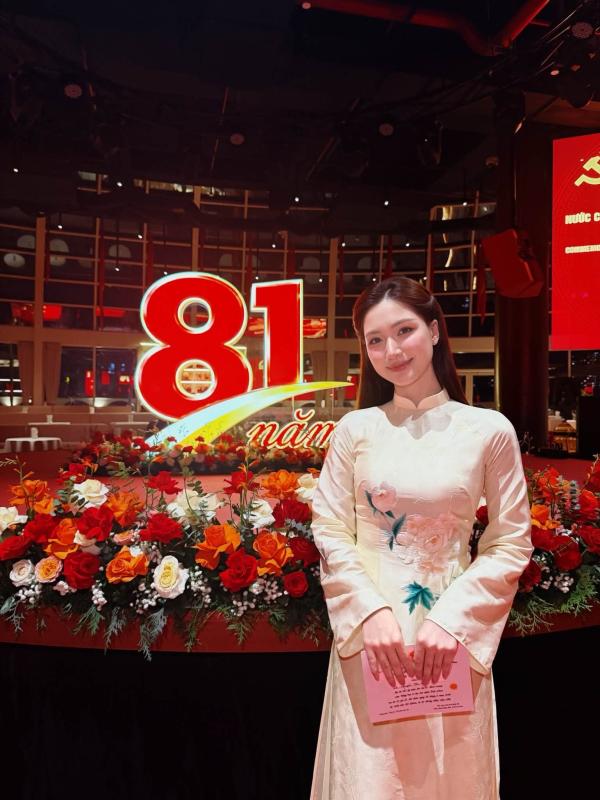 Ca sĩ Việt 2 năm liền dự Lễ kỷ niệm 2/9: Tình duyên - sự nghiệp thăng hoa, liên tục nhận bằng khen danh giá- Ảnh 1.