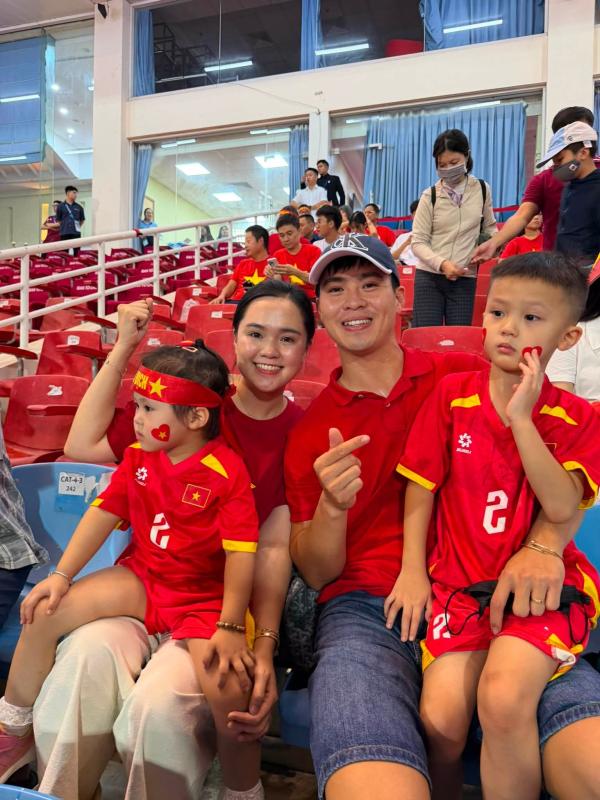 Dàn cầu thủ ĐT Việt Nam tung HLV Kim Sang-sik lên cao, cầm áo Duy Mạnh ăn mừng khi đả bại Thái Lan, lên ngôi vô địch Asean Cup 2026 - Ảnh 5.