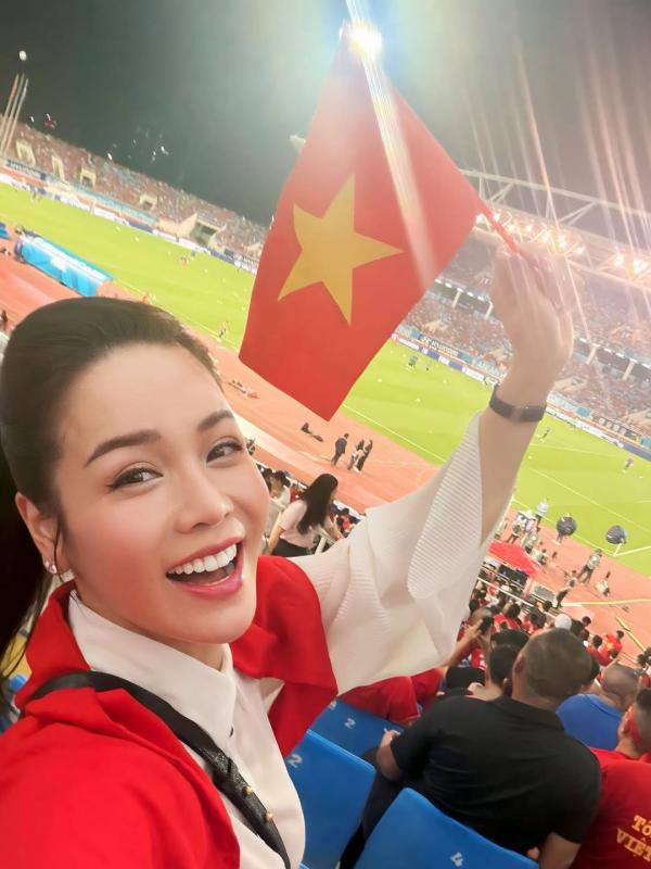 Mỹ Tâm và cả showbiz ăn mừng ĐT Việt Nam vô địch Đông Nam Á, Hoà Minzy check-in SVĐ Mỹ Đình, Diệu Nhi hẹn "đi bão" - Ảnh 5.