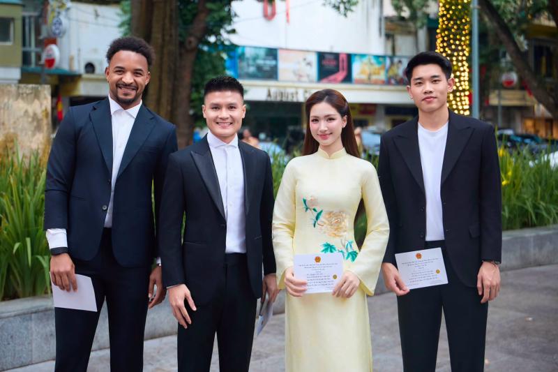 Vì sao Hoà Minzy lại thân thiết với Đình Bắc và nhiều cầu thủ nổi tiếng?- Ảnh 1.