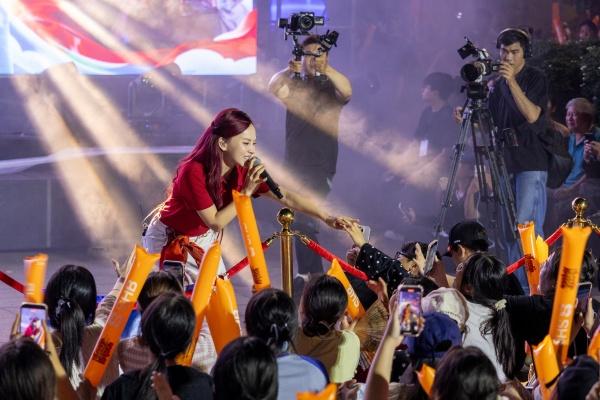 “Vũ trụ visual” ngắm mãi không chán: Ngô Lan Hương giản dị mà xinh, trai đẹp 2K1 “tuyệt đối điện ảnh” - Ảnh 3.