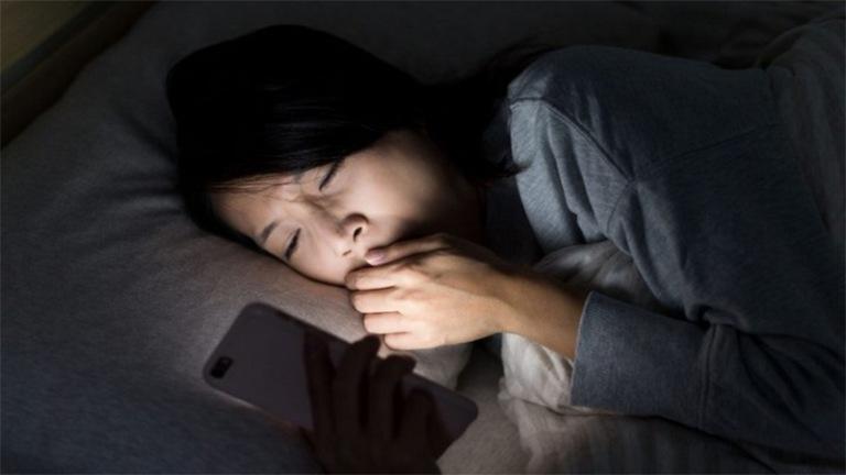 Người thường xuyên dùng điện thoại trước khi ngủ hãy cẩn thận: 3 “nỗi đau” này có thể sớm tìm đến bạn - Ảnh 1.