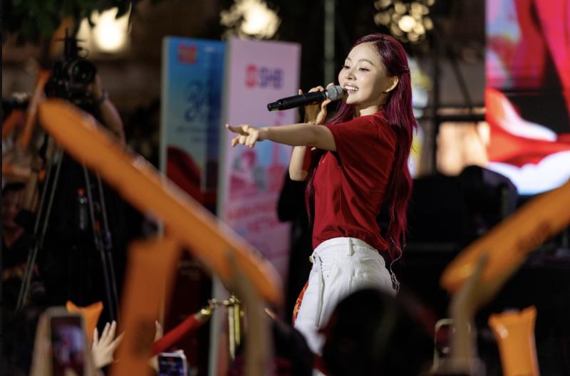 “Vũ trụ visual” ngắm mãi không chán: Ngô Lan Hương giản dị mà xinh, trai đẹp 2K1 “tuyệt đối điện ảnh” - Ảnh 1.