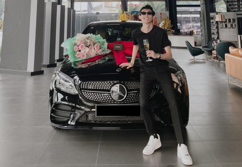 Hồng Thanh trước khi tụt dốc không phanh: Đi xe hơi tiền tỷ, đeo đồng hồ Rolex, du lịch sang chảnh- Ảnh 3.