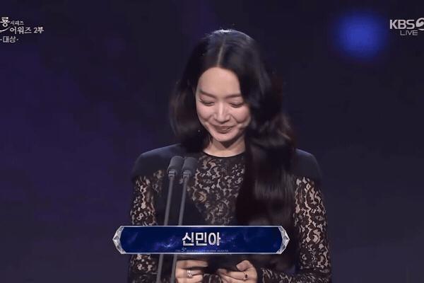 Viral nhất Rồng Xanh 2026: Tiếng gào thét khi Shin Min Ah lên trao giải khiến Kim Woo Bin ngượng chín người- Ảnh 3.