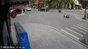 Nam shipper bị hất văng lên không trung sau tai nạn, tài xế chưa báo với hãng taxi