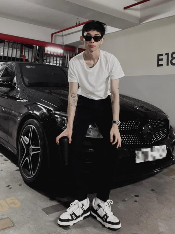 Hồng Thanh trước khi tụt dốc không phanh: Đi xe hơi tiền tỷ, đeo đồng hồ Rolex, du lịch sang chảnh- Ảnh 2.
