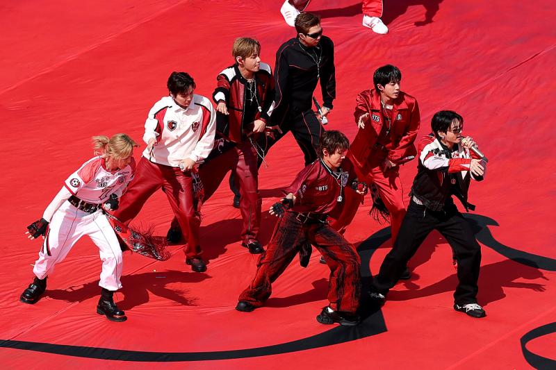 Sân Chung kết World Cup "thay áo" rực rỡ vì BTS: 90.000 người phủ kín khán đài, đẳng cấp nhóm nhạc toàn cầu là đây chứ đâu!- Ảnh 6.