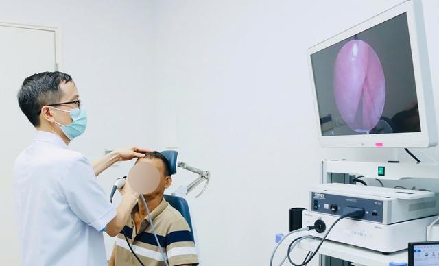 Chảy máu mũi cả tháng, nam thanh niên sốc khi bác sĩ gắp ra thứ "đáng sợ"- Ảnh 1.