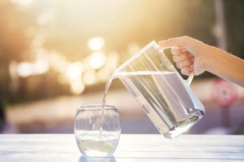 Chỉ uống nước suốt 15 ngày, người phụ nữ 31 tuổi có dáng đi "lạ" - Ảnh 2.