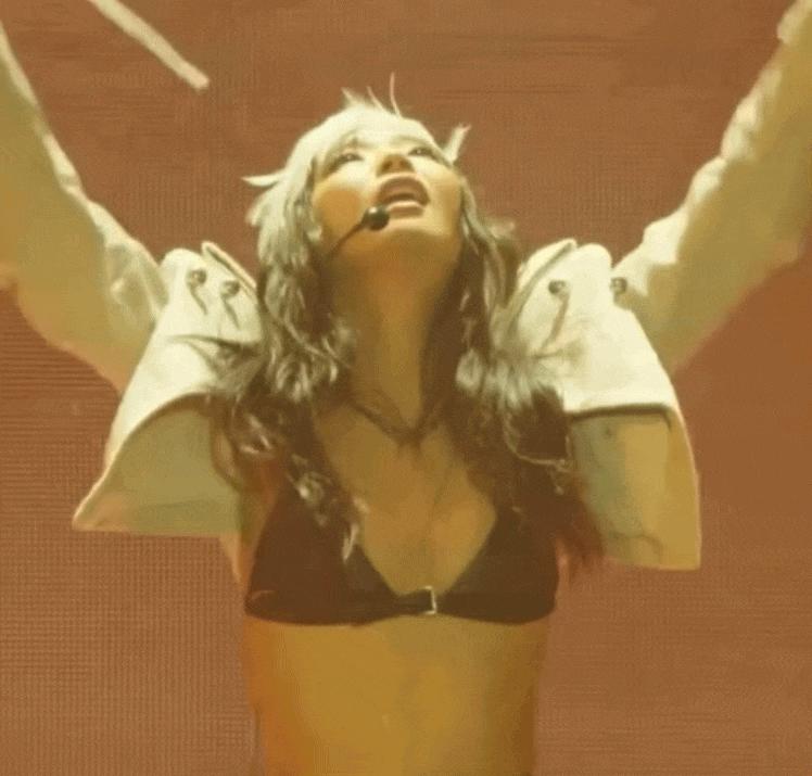 Chẳng ai cản nổi Jennie lúc này: Mặc bra "đốt mắt", chẳng biết ngại là gì- Ảnh 1.
