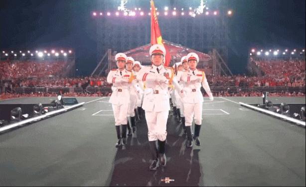 70.000 người cùng cất vang Tiến Quân Ca tại concert Tổ Quốc Trong Tim: Khoảnh khắc thiêng liêng khiến hàng triệu trái tim xúc động- Ảnh 3.