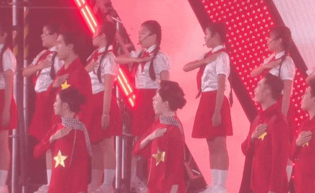 70.000 người cùng cất vang Tiến Quân Ca tại concert Tổ Quốc Trong Tim: Khoảnh khắc thiêng liêng khiến hàng triệu trái tim xúc động- Ảnh 4.