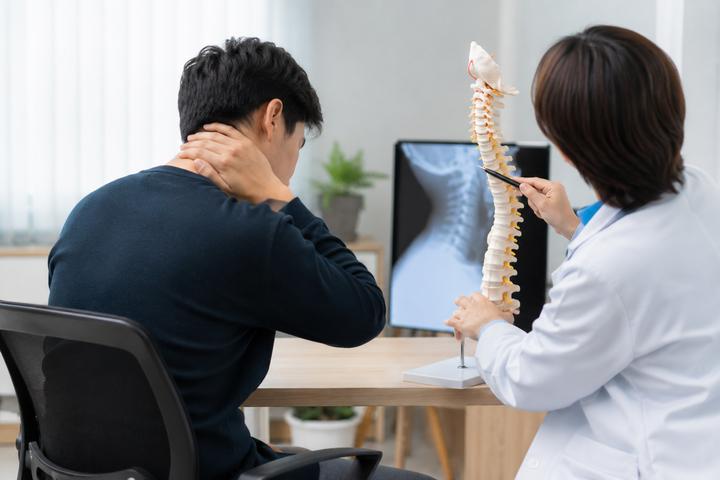 Cúi đầu lướt điện thoại 7 tiếng/ngày, nam thanh niên mất tự tin vì 'cổ rùa'- Ảnh 1.