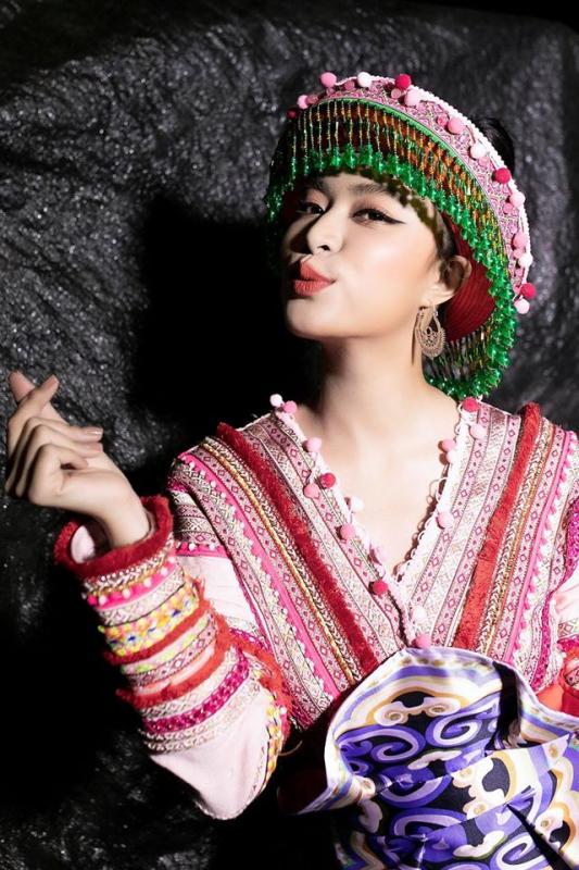 Tự hào nghệ sĩ Việt làm văn hóa vùng miền viral: Cô dâu Khmer Phương Mỹ Chi đẹp lộng lẫy, Hoàng Thùy Linh xưng vương với chất liệu Tây Bắc- Ảnh 30.