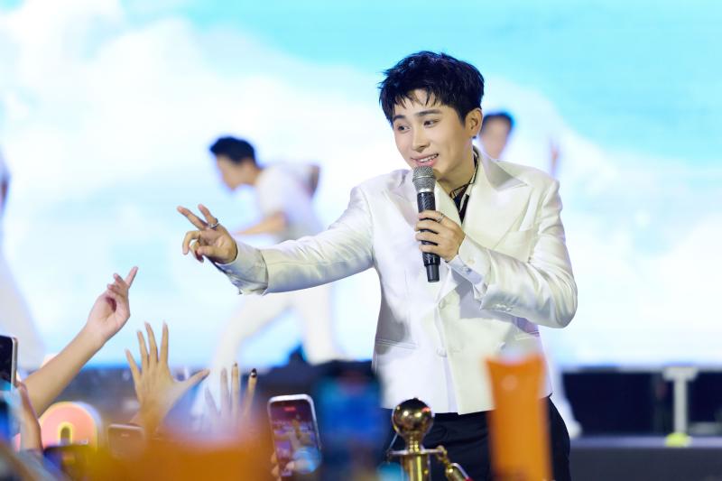 “Vũ trụ visual” ngắm mãi không chán: Ngô Lan Hương giản dị mà xinh, trai đẹp 2K1 “tuyệt đối điện ảnh” - Ảnh 8.