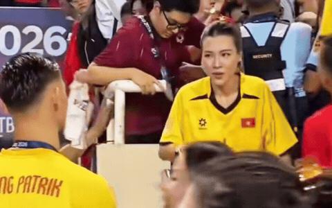MC Hoàng Oanh và Lê Giang Patrik hôn nhau ăn mừng Việt Nam vô địch!- Ảnh 1.