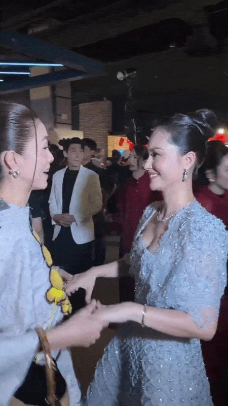 2 Hoàng hậu đẹp nhất Vbiz chung khung hình: Nhan sắc cao sang lộng lẫy khiến cả cõi mạng nổ tung- Ảnh 2.