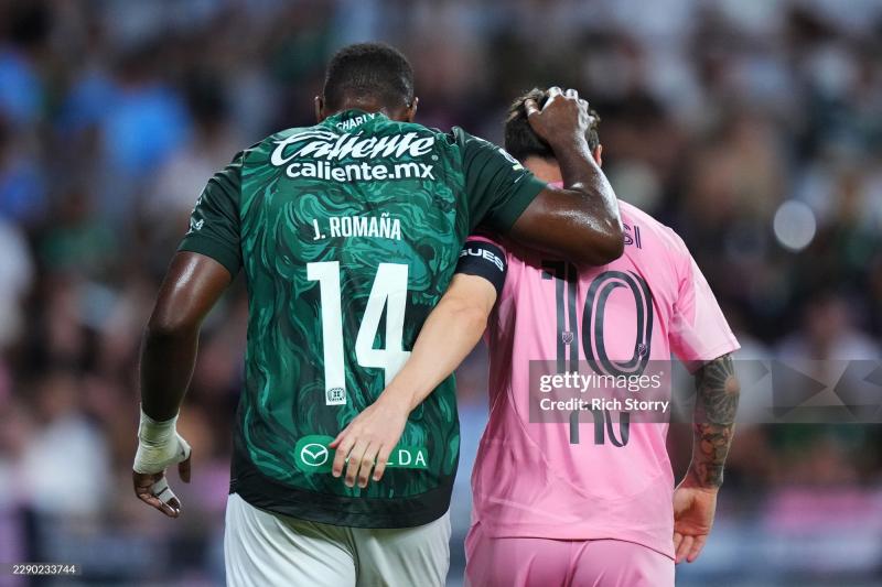 Ảnh cảm xúc: Messi liên tục lau mắt, cúi đầu, được đối thủ ôm nhấc bổng lên xoa dịu nỗi đau giữa trận đấu- Ảnh 10.