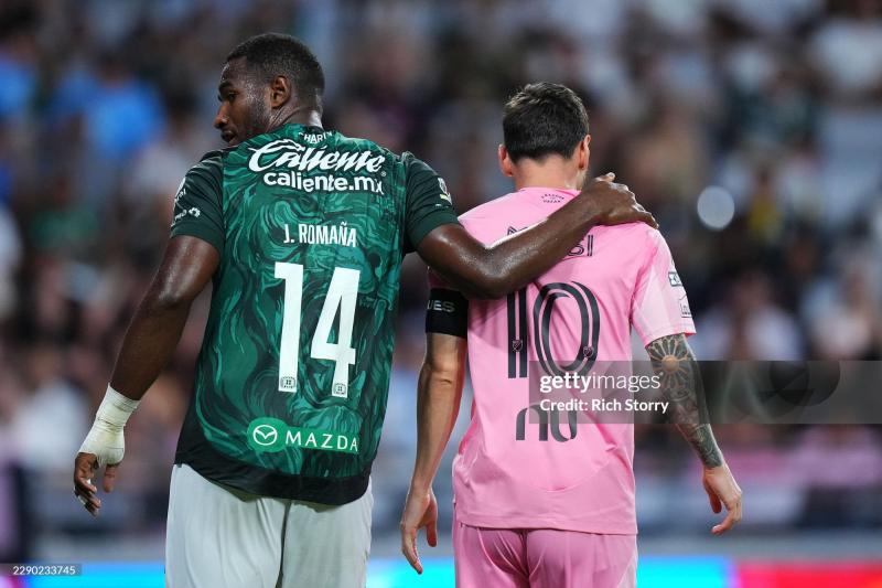 Ảnh cảm xúc: Messi liên tục lau mắt, cúi đầu, được đối thủ ôm nhấc bổng lên xoa dịu nỗi đau giữa trận đấu- Ảnh 9.