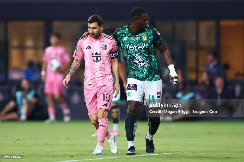 Ảnh cảm xúc: Messi liên tục lau mắt, cúi đầu, được đối thủ ôm nhấc bổng lên xoa dịu nỗi đau giữa trận đấu- Ảnh 11.