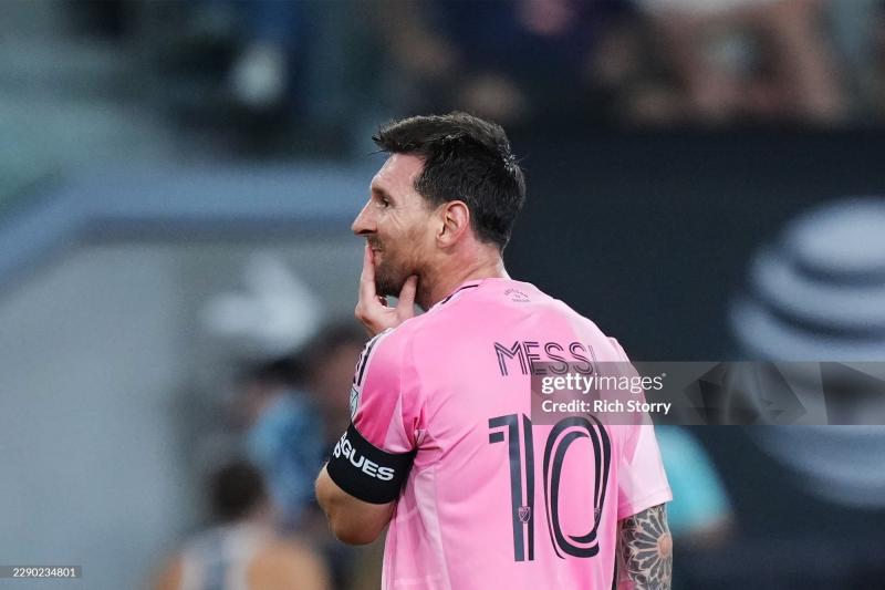 Ảnh cảm xúc: Messi liên tục lau mắt, cúi đầu, được đối thủ ôm nhấc bổng lên xoa dịu nỗi đau giữa trận đấu- Ảnh 4.