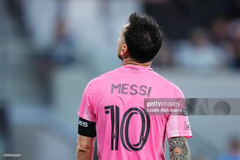 Ảnh cảm xúc: Messi liên tục lau mắt, cúi đầu, được đối thủ ôm nhấc bổng lên xoa dịu nỗi đau giữa trận đấu- Ảnh 6.