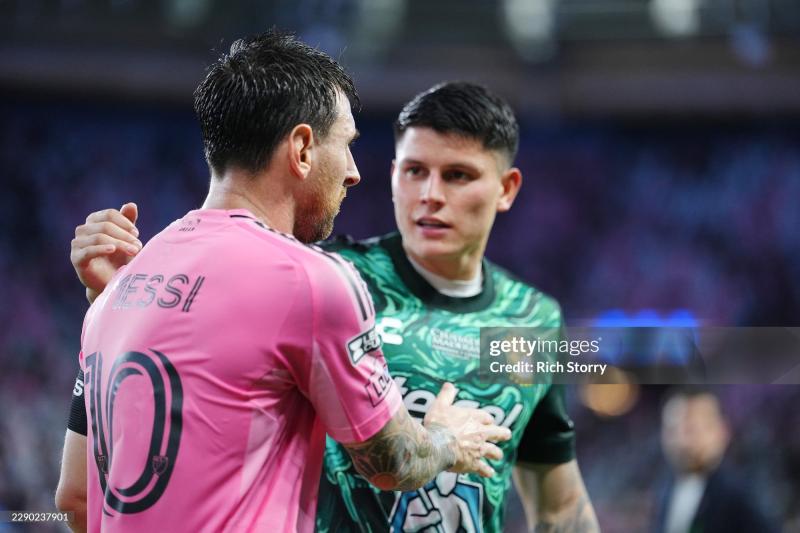 Ảnh cảm xúc: Messi liên tục lau mắt, cúi đầu, được đối thủ ôm nhấc bổng lên xoa dịu nỗi đau giữa trận đấu- Ảnh 12.